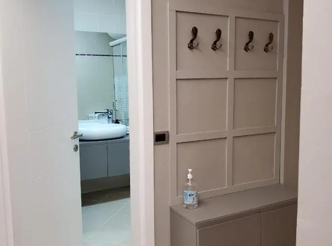 アパート Helga's Deluxe 3 ティラナ